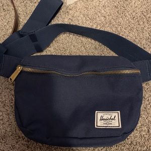 Hershel supply hip bag in navy!